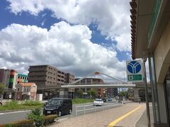 日吉駅は、横浜市営地下鉄グリーンラインの最も東にある駅です。
この路線に乗って4駅目、北山田駅で降りて、地下から地上駅舎に上がりました。
