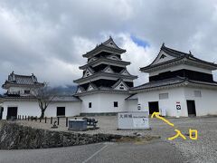 大洲城　天守　正面からのフォトスポット

天守の右が台所櫓　左が高欄櫓　ともに現存櫓

台所櫓が天守見学の入口になっている