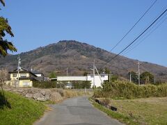 「加波山」は、茨城県桜川市と石岡市の間にまたがる標高709メートルの山です。筑波連山のひとつで、筑波山に次ぐ標高があります。古来より山岳信仰の対象となっている山で、頂上には加波山神社本宮の本殿が、ふもとにはきらびやかな装飾が印象的な拝殿があります。家族連れで手軽に歩けるハイキングコースが人気で、どこか昭和を感じさせるのどかな雰囲気が良いです。