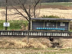 真岡鐡道笹原田駅。
国道123号線側から撮影。第三セクターになって以降にできた駅のようですが、周りに民家はほとんどなく、一体誰が乗り降りするのかしらと鐡道のホームページで調べると１日の乗降客はたったの５人！真岡鐡道の中で最も乗降客が少ない駅なのだそうです。
