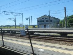 東滑川駅。
両側は魚津駅と滑川駅という位置関係の駅です。

このような青い空のもとの画像ではないのですが、このときの数年前にも同じようなところで、いや、ほぼ同じところで撮ったりもしていたのでした。
このときはあいの風とやま鉄道線の列車に乗っていましたが。
→　https://4travel.jp/travelogue/11566804#photo_link_63279741