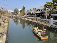 大原美術館を見学した後、倉敷美観地区の倉敷川沿いの道を散策します。