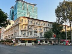 ホーチミンで宿泊するホテルはコンチネンタルサイゴンです。
ベトナム最初のホテルとして1890年に開業、コロニアル調の建物です。
ちなみにインターコンチネンタルもあるので間違えないように。
