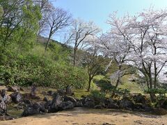 ●一乗谷朝倉氏遺跡（湯殿跡庭園）

そのまま高台の小路を歩いていくと、ここに２つ目の日本庭園「湯殿跡庭園」があり、当時の荒々しい石組みが残されています。