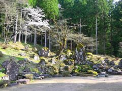 ●一乗谷朝倉氏遺跡（諏訪館跡庭園）

そして朝倉義景の側室・諏訪殿が住んでいたとされる「諏訪館跡」に、この日３つ目の庭園となる「諏訪館跡庭園」が残されています。
（なお、４つ目の名勝庭園「南陽寺跡庭園」は少し離れた場所にあるため、今回は訪れてません）