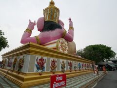 ピンクガーネーシャのある寺院（ワット サマーン ラッタナーラーム）