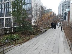 チェルシーマーケットから歩いてハイラインへ。
このハイラインは、かつて高架の上に鉄道が走っていた時期があり、現在は廃線して公園になっています。
ちゃんと線路も残ってます。
東京ディズニーシーにあるエレクトリックレールウェイもこんな感じ！

