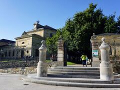 美術館の隣がバスク議事堂の門。ゲルニカは、固有の言語と民族アイデンティティを持ち、スペインから独立を目指すバスク自治州の自治に関する重要な街。ビスカヤ県議会が開かれるのが、1937年の空襲の被害を免れたバスク議事堂。