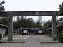 福井城跡の濠に面している福井神社。
幕末の名君・松平春嶽を祀った神社です。

幕末の殿様を祀った神社は珍しく、しかもこんな立派な神社。