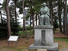 神社内にある松平春嶽の像。
松平春嶽は薩摩藩主・島津斉彬や土佐藩主・山内容堂などと並ぶ「賢公」として知られます。
また幕末のスター・坂本龍馬をかわいがったことでも知られています。
坂本龍馬は下級武士で身分が低いため自分の藩の土佐藩主にも生涯会えなかったのに、御三家に次ぎ、外様の土佐藩主よりはるかに家格の高い松平春嶽にはフリーパスで会えたとか。