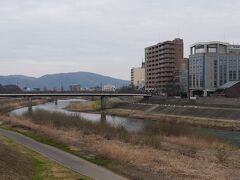 福井市内を横切る足羽川。
大名が城を建てるときは「水」の確保のために、また「防御線」となる大河のある町を選びました。
結城秀康が福井に城を建てた理由の１つがこの足羽川だったのでしょう。