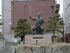 左内公園から再度足羽川を渡って福井駅方面へ歩いていくと、北の庄城跡。
北の庄城は織田信長の一番の家臣だった柴田勝家の居城です。
豊臣秀吉との戦いで敗北し、妻のお市の方とともに炎上する城の中で自刃しました。

ここには柴田勝家の銅像、柴田勝家を祀る柴田神社、資料館などがありました。