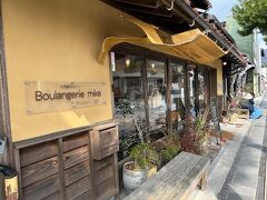 参道をフラフラ歩いていたら、なにやらパンの良い香りが…。
そして目の前で店に吸い込まれていく多数の人々。

お。これは人気のパン屋さんか？！と私も入店。
こちらは『Boulangerie mike』さん。
検索したら塩パンの有名なお店だそうな。