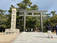 クロワッサンが美味しすぎて、次々にパンに手を伸ばし結局ずっと食べ歩きしながら出雲大社まで来てしまった。

まだ平日の午前中だからか外国人観光客の団体もおらずとても静か。