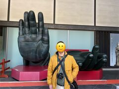 大仏様の手と同じ大きさのレプリカはミュージアム前にあります