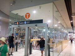 　電車で4駅の終点のボンダイジャンクション駅はバスターミナル直結で、