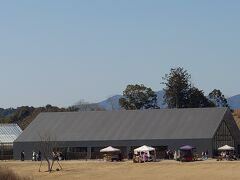 お化粧や荷物整理もそこそこに、なんとか身支度を整え
本日の朝食会場『コンフィチュールアッシュ』を目指し
“まほろ橋” を渡ります。

こちら『コンフィチュール アッシュ ヴィソン店』さんは
この “スウィーツ ヴィレッジ” エリアの中心施設で
有名なパティシエ 辻口博啓氏のパティスリーです&#127856;

以前、金沢旅行の折に 金沢駅構内の百番街にある
辻口さんのお店『ルミュゼドゥアッシュ』で
色々 お土産を購入し、とても美味しかったので
こちらでの朝食も、今回の楽しみのひとつです&#128523;