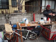 朝市自体は、残念な位お店は出ておらず。
今年も、スパイスコーヒーの屋台でコーヒーをいただいて戻ることに
