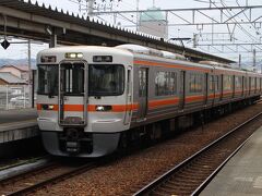 静岡を出発した我々は島田駅で乗り換え、掛川駅、浜松駅を通過して今夜の宿がある豊橋駅に到着しました。