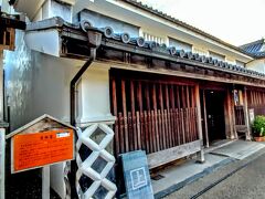 吉田家は1792年（寛政四年）に創業した藍屋で、屋号は「佐直」という。藍屋としては脇町では最も広い敷地を有していた豪商だったのだそうだ。