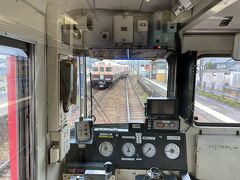 次の三河鳥羽駅にてレトロ塗装車とさっそくすれ違い。。。。
この後の折り返しを狙います。