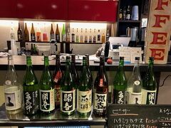 本日の夕食会場「路庵」さん。
メニューを見る感じイタリアンっぽいんだけど、日本酒もたくさん置いてあるな。