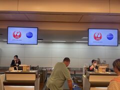 2024年3月6日（水）。
JL005便でジョン・F・ケネディ国際空港から前日の3月5日出発して東京国際（羽田）空港に到着。
搭乗ゲートから長い距離を歩いて入国審査などを済まして手荷物場受取場へ。
手荷物を受取まで時間がかかりました。
出口を出て国内線乗り継ぎカウンターまでまたこれが遠い。
ファーストクラスレーンで大阪国際（伊丹）空港までの搭乗券を見せて手荷物を預けます。