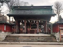 《尾?神社》「中門」…「尾?神社」の歴史を紐解いてみると、寛永17年(1640年)に加賀藩四代藩主「前田光高」が「東照大権現（徳川家康）を祀ることを願い出て、許可を得て金沢城内北の丸に造営を始め、寛永20年(1643年)に建立した神社です。建立にあたっては、幕府大工頭の「木原木工允」の設計をもとに、加賀藩の大工らが力を合わせ施工にあたりました。