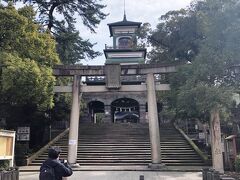 《尾山神社》石鳥居付近…「尾山神社」は、加賀藩の藩祖「前田利家」と正室「お松」を祀る神社です。創建は、明治6年(1873年)で、廃藩置県後に、旧藩士たちは禄を離れて、必ずしもその生活は楽ではなかったはずですが、旧「金谷御殿」の跡地である現在の社地に社殿を新築しました。