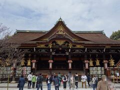 北野天満宮の本殿は、豊臣秀頼により造営された国宝です。
御祭神は菅原道真で、全国の天神社・天満宮の総本社。
言わずと知れた学問の神様ですね。
前回訪れた時は、まだ10代の受験生の頃。長年お礼参りもせずに失礼いたしました。。