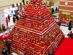 【 2024/03/01（金）】晴れ
「鴻巣びっくりひな祭り2024」に行って来ました。
2/16(金)～3/9(土)までメイン会場の「エルミこうのすショッピングモール」には高さ７ｍの日本一巨大なピラミッド型ひな壇が設置され、多くの人で賑わっていました。

https://4travel.jp/travelogue/11889026