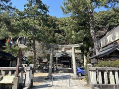 四所神社
御所の湯の隣にあり、城崎温泉の守護神とも呼ばれているそうです。和銅元年（708）、日生下権守が神託をうけ、四柱（四所）の明神を奉祀したことがこの神社のはじまりなんだそうな。
