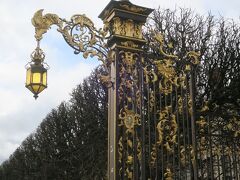 公園の中ほどの門を出ると金色の豪華な門が見えたので
ここがスタニスラス広場かと勘違い^^;

一心に門の写真を撮ったけど、、