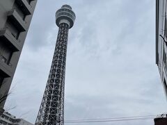 雨をよけつつ、マリンタワーの方へ。