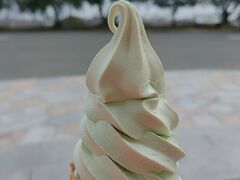 せっかくなのでオリーブソフトを食べます。
オリーブオイルような味を想像していましたが、どちらかというとお茶っぽい。
でも目瞑って食べたら何味か当てられないなと思いながら食べました。