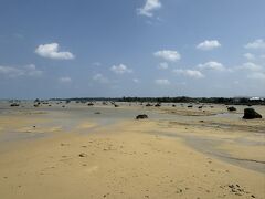 下地島空港をぐるりと回ると、佐和田の浜。
遠浅の浜に、たくさんの岩が顔を出しています