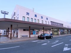 箕浦から鶏知まで1日2本のバスに揺られ、そのあとは飛行機へのチェックインに間に合わないと怖いので、タクシーを使って空港にやってきました。
ANAの最終便で福岡空港まで行き、新幹線で大阪まで帰ります。新幹線は超満員で自由席は座れるはずもなく、新大阪までデッキで座り込み。足が疲れすぎていましたのでお許しください。