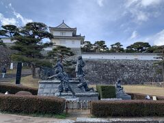 二本松城は霞ヶ城とも言うらしく、霞ヶ城公園です。
戊辰戦争の時の二本松少年隊の像がありました。
母の気持ちがつらいです。