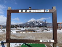 旦那さんが車で合流したので郡山から会津若松に車で向かいます。
途中の猪苗代の道の駅で磐梯山をみました。
雪が残ってて寒い。
猪苗代湖は車窓から。