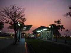 「高雄展覧館駅」で降りました
夕焼けがピンクに染まってて綺麗