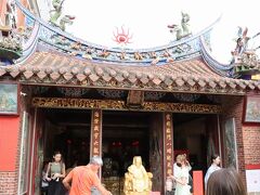 霞海城隍廟 Xiahai City God Temple（写真）は縁結びの神様として有名な月下老人が居る仏教寺院です。