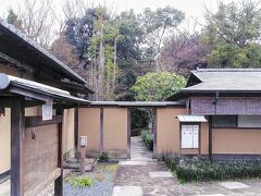 石上寺の隣には日本庭園の星溪園があります

初代埼玉県議会議長を勤めた竹井澹如氏の別邸として星川の水源になっていた玉の池を中心につくられた回遊式庭園です