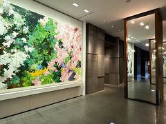 東京都港区虎ノ門『Andaz Tokyo』1F

2014年6月11日にオープンした『アンダーズ東京』の1階にある
車寄せ回廊に飾られた油彩の写真。

人気の若手アーティスト 内海聖史氏のもの。計5枚並んでいます。

5枚の壁面は高さ2.65m、幅は5枚合計約27mの巨大作品です。
