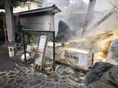 コイパに車を停めてお湯かけ弁財天へ。