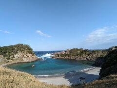 なんとも綺麗な形の入江。海水浴にはもってこいの浜です。