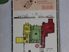 入口に、シディ・サハブ霊廟の見取り図がありました。
１の広場に左側から入って来て、赤い矢印が指し示す入り口に入ります。左に折れると３の中庭と回廊が現れます。
