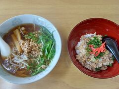 かしみん醬油ラーメン　＋　かしみん丼　９００円
鶏そぼろよりも弾力があって おいしかったです
「かしわ（鶏肉）」と「ミンチ」で、かしみん