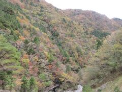 あれが白髪山かな？
白髪隧道（高知県長岡郡本山町沢ケ内）の長いトンネルを抜けると、愛媛県になっていました。
ここへの途中、消防団の人や瓜生野の集落の人から、「升渕」と書かれた小さな看板があると聞いていましたが、どうやら見過ごしてしまったようです。戻りながら再確認をしましたが、とうとう見つかりませんでした。
汗見川の川の色が美しかった橋のところに戻ります。