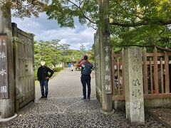 依水園
かつて奈良晒の御用商人が別邸として作った庭園
昭和50年に国の名勝に指定されています
また園内には、寧楽美術館があり、東洋古美術品を収蔵・展示しています
入園料1200円

入り口まで行って結局入りませんでした