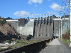 11：15　早明浦ダム（高知県土佐郡土佐町田井）
多目的ダムとしては、西日本一の貯水量をほこり、吉野川水系における水資源開発の中核をなすもので、洪水調節、流水の正常な機能の維持、新規用水の供給を担うとともに発電を行っている。